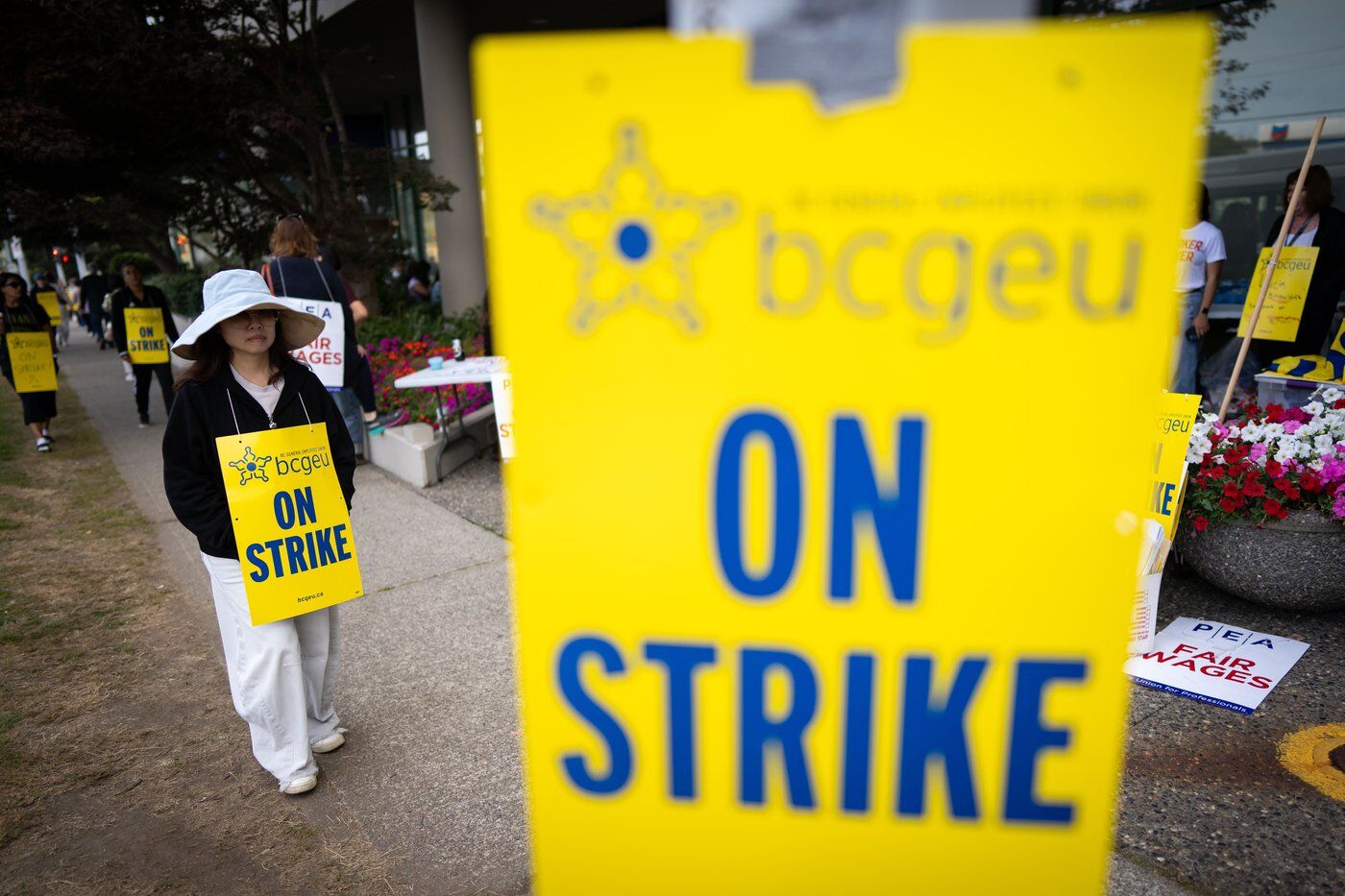 All B.C. government liquor, cannabis stores now behind workers' pickets in escalation